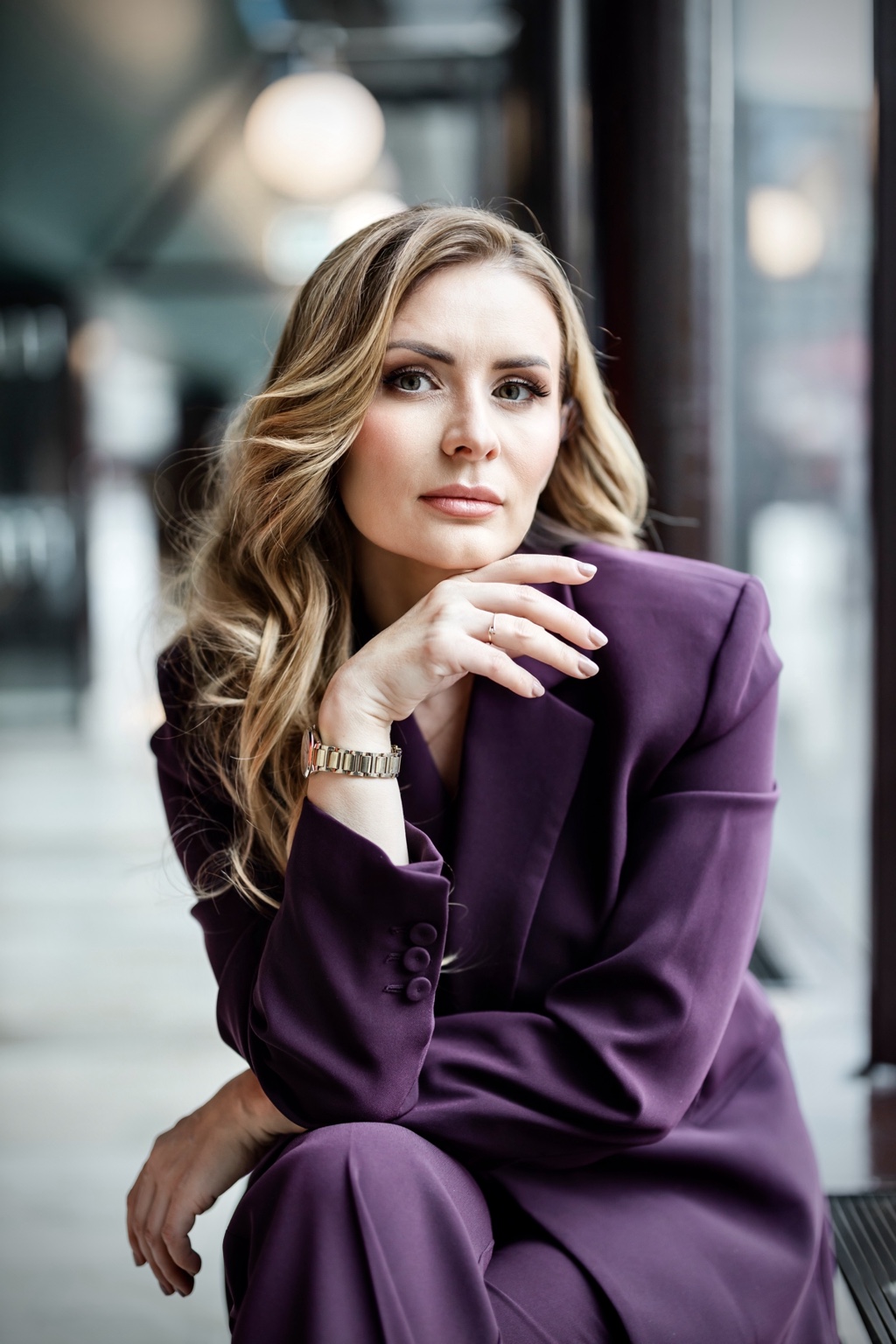 Tatjana, grundare av EkonomiVision Stockholm, i violett kostym