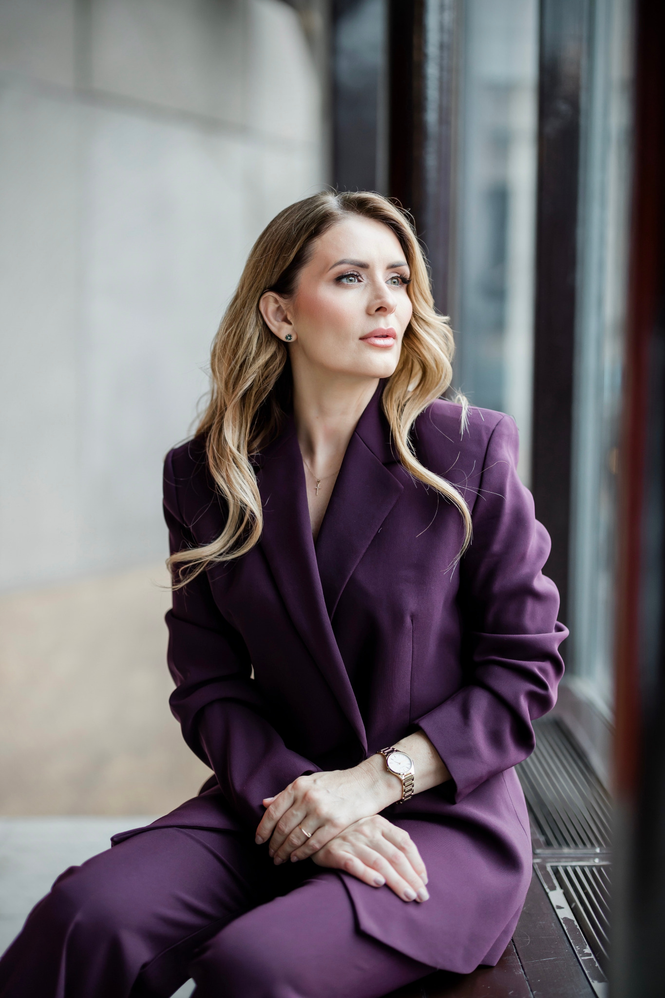 Tatjana i violett kostym, sittande vid ett fönster