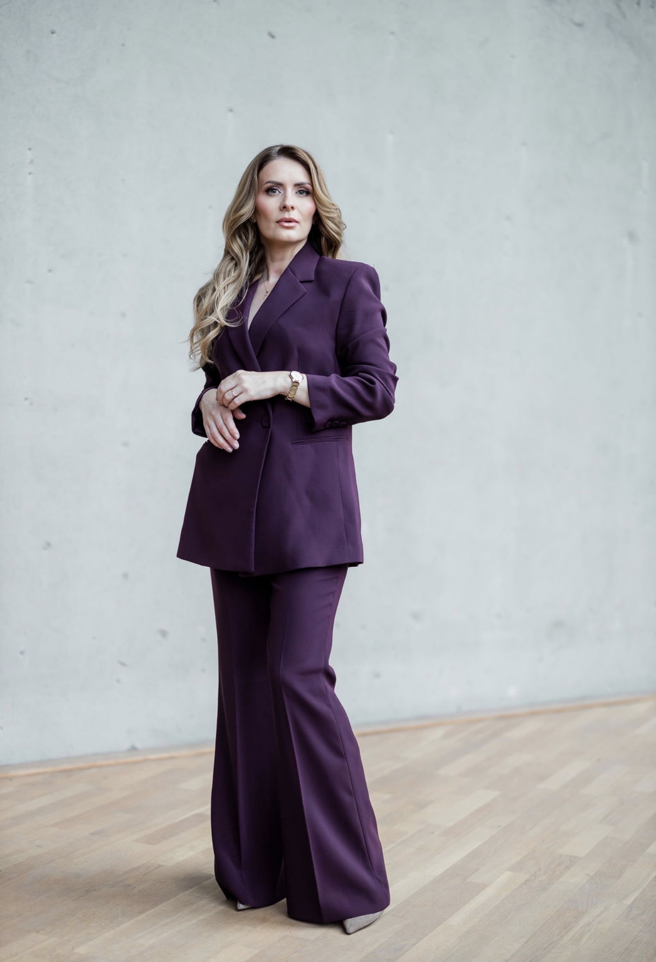 Tatjana i violett kostym
